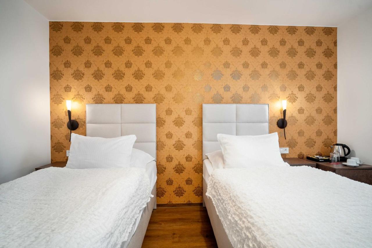 Hotel Maxplaza Nagyszombat Kültér fotó