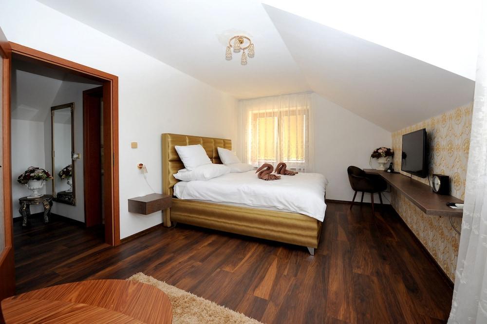 Hotel Maxplaza Nagyszombat Kültér fotó