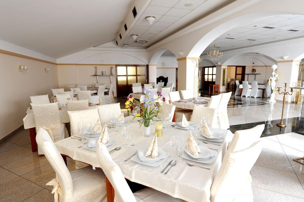 Hotel Maxplaza Nagyszombat Kültér fotó