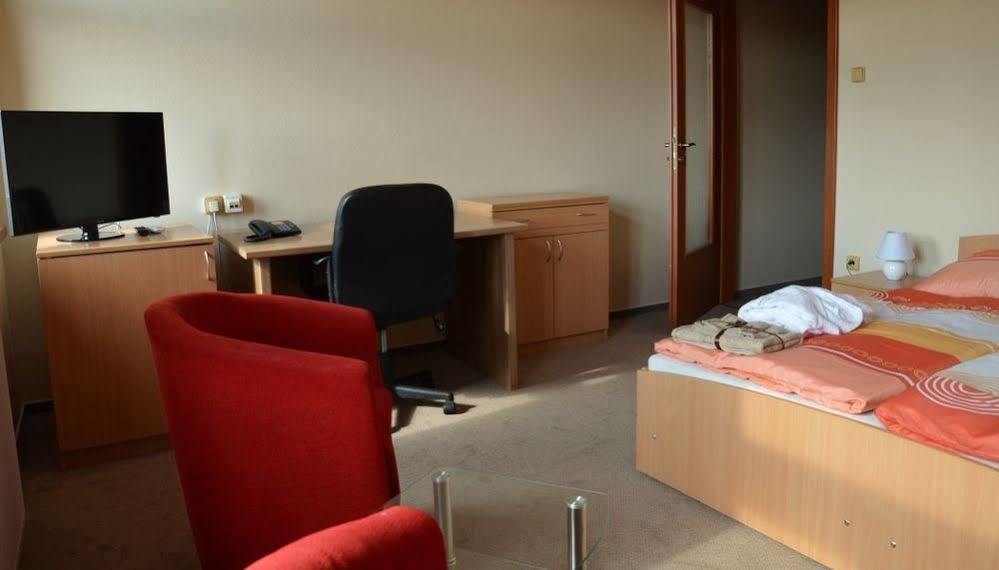 Hotel Maxplaza Nagyszombat Kültér fotó