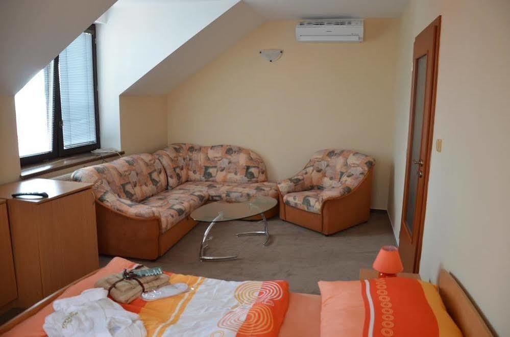 Hotel Maxplaza Nagyszombat Kültér fotó