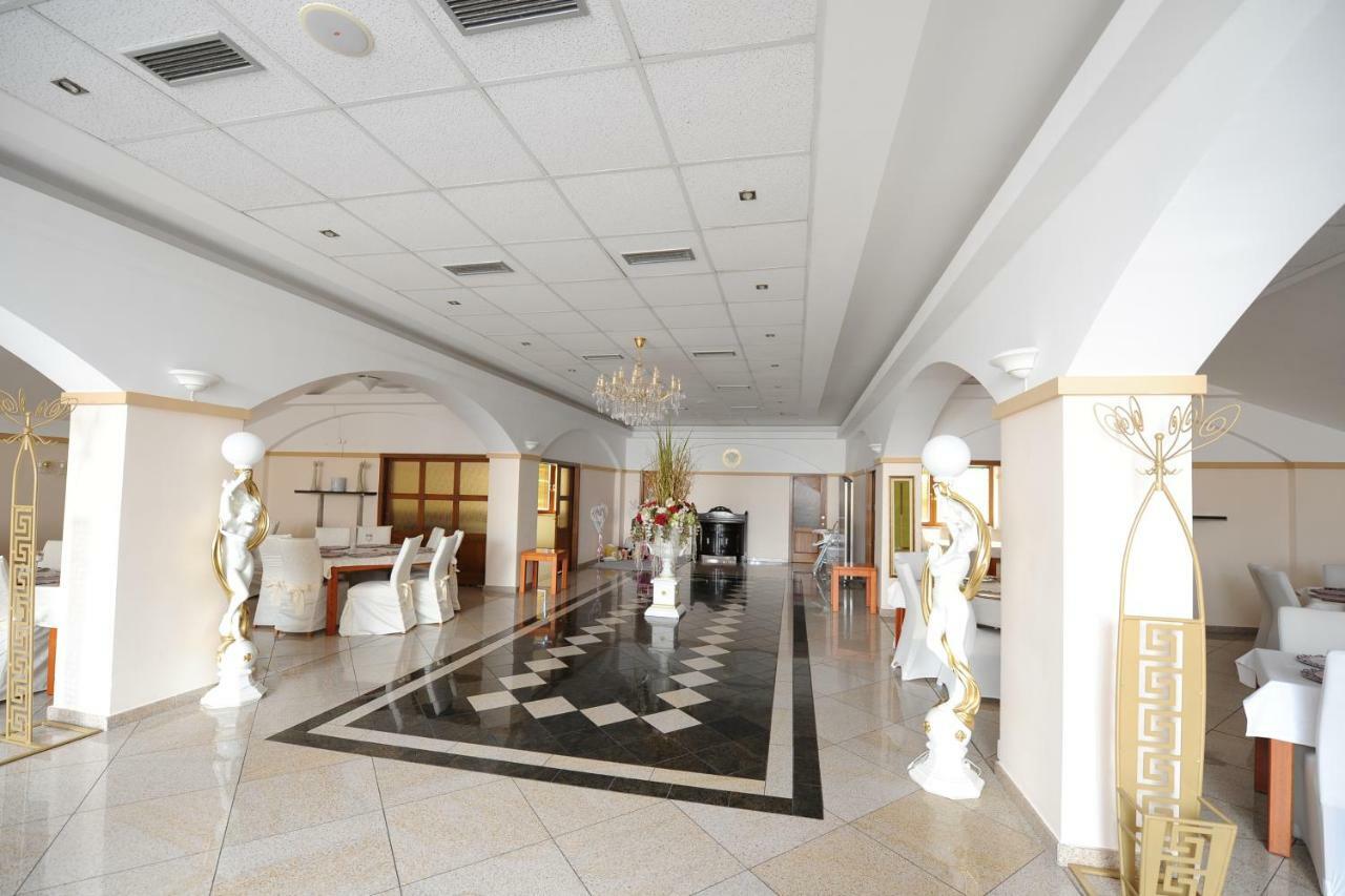 Hotel Maxplaza Nagyszombat Kültér fotó