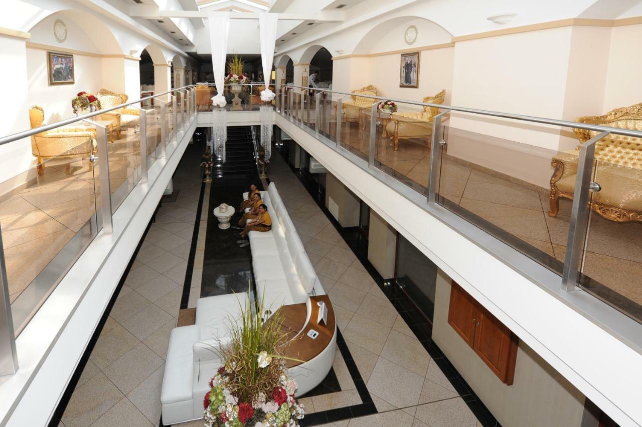 Hotel Maxplaza Nagyszombat Kültér fotó